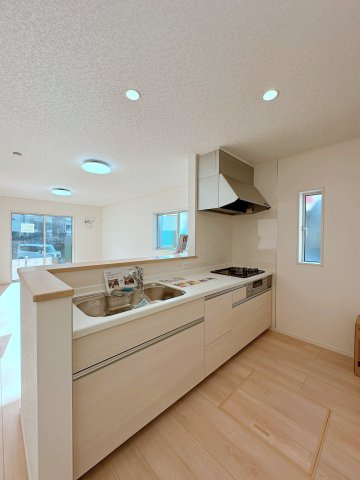 ●安佐北区落合南3丁目No.1のキッチン|人造大理石天板使用のシステムキッチン☆
人造大理石天板は水垢が付きにくく汚れが落ちやすいのでお手入れも簡単です♪