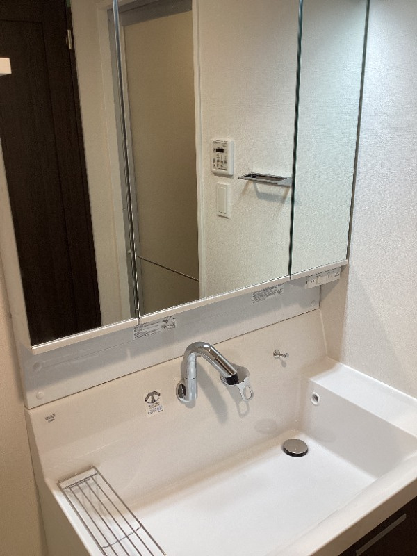 オークレジデンス亀沢の洗面所|別部屋画像です