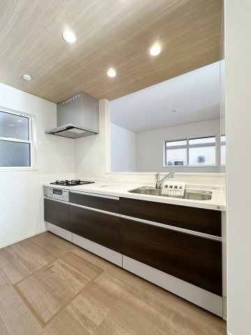 西区古江西町のキッチン|人造大理石天板使用のシステムキッチン☆
人造大理石天板は水垢が付きにくく汚れが落ちやすいのでお手入れも簡単です♪