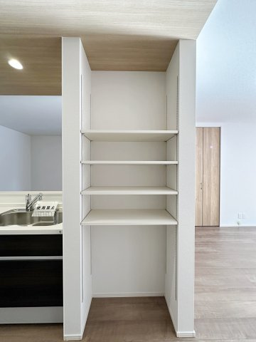 西区古江西町の収納|キッチン横の可動棚収納☆
パントリーとして活用できます♪
