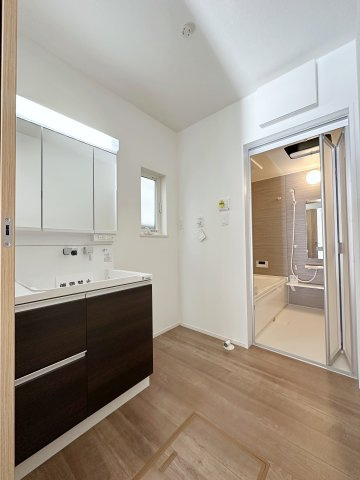 西区古江西町の独立洗面台|シャワー付き洗面化粧台☆
洗面台にシャワー機能が付いたもので、シャンプーなども行える多機能洗面台です。また、顔や手を洗うためだけではなく、シャワー付き洗面台を使えば手洗い洗濯などでも利用できます♪