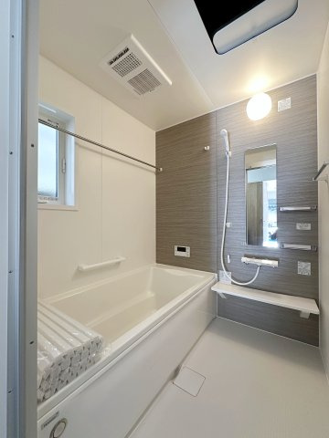 西区古江西町の浴室|浴室乾燥機気付き1坪タイプの浴室☆
ユニットバスは、気密性にも優れています。そのため、冬場でもお湯が冷めにくく、暖かい空間を維持することができます。
