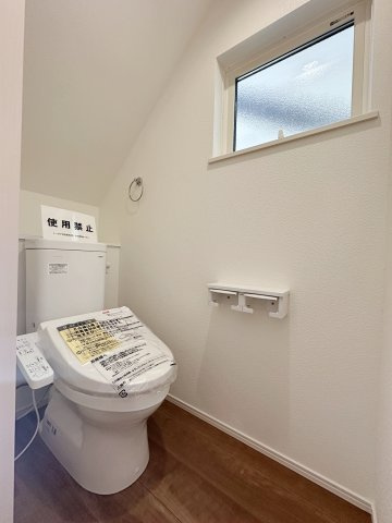 西区古江西町のトイレ|1階ウォシュレットトイレ☆
1階、2階にウォシュレットトイレがついています♪