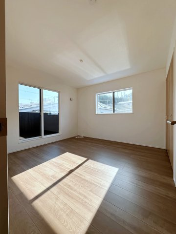 西区古江西町の洋室|広々とした2階8帖の主寝室☆