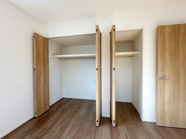 西区古江西町の収納|全居室収納☆
2階8帖主寝室のクローゼットです♪