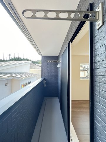 西区古江西町のバルコニー|主寝室から出入り可能なワイドバルコニー☆