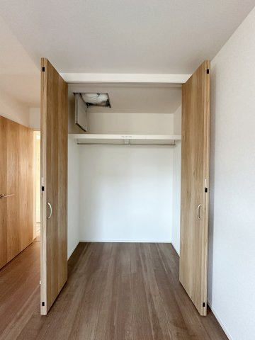 西区古江西町の収納|全居室収納☆
2階6.5帖洋室のクローゼットです♪