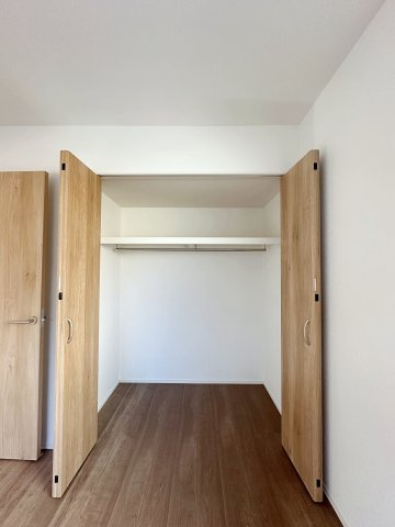 西区古江西町の収納|全居室収納☆
2階6帖洋室のクローゼットです♪