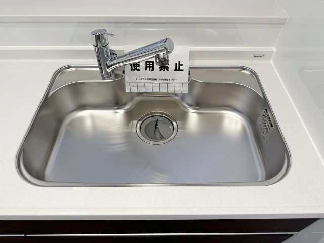 西区古江西町のキッチン|浄水機能付きステンレスシンク☆
ステンレスシンクは傷や汚れに強く、お手入れも簡単で使いやすいです♪
さらにワンタッチで浄水に切り替えができる為とても便利です！