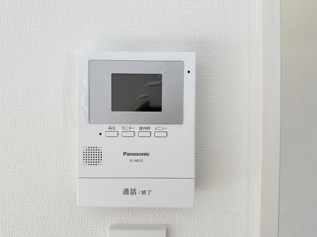 西区古江西町の防犯設備|ドアホン☆
来客があったとき、室内からカメラやマイクを使って相手や用件を確認できます。相手を事前に確認することができ、訪問販売対策や防犯面でも役に立つアイテムです♪