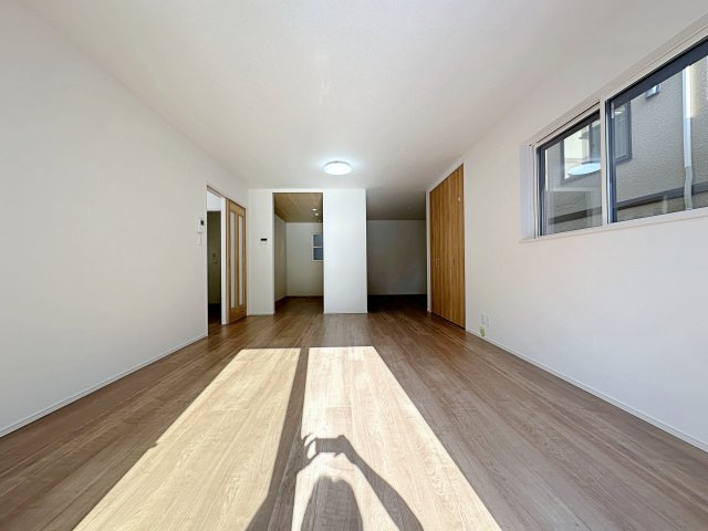 西区古江西町の居間・リビング|23帖の広々としたリビング☆
完成済のため365日ご案内可能♪
「今日見たい」にも対応します！