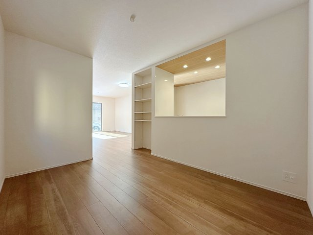 西区古江西町の居間・リビング|23帖の広々としたリビング☆
キッチンからはリビング全体を見渡すことができます♪
ダイニングスペースとリビングスペースが分離し使いやすいスペースです！