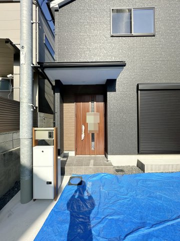 西区古江西町の玄関|宅配ボックス付き玄関ポーチ☆
屋根も付いており、雨が降っても濡れる心配はありません♪