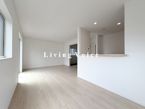 【居間・リビング】 | 【仲介手数料０円】伊勢原市沼目第26　新築一戸建て　全2棟 | 伊勢原市沼目第26　新築一戸建て　全2棟