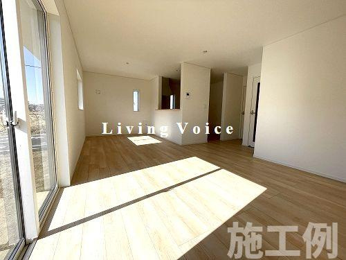 【居間・リビング】 | 【仲介手数料０円】伊勢原市沼目第26　新築一戸建て　全2棟 | 伊勢原市沼目第26　新築一戸建て　全2棟