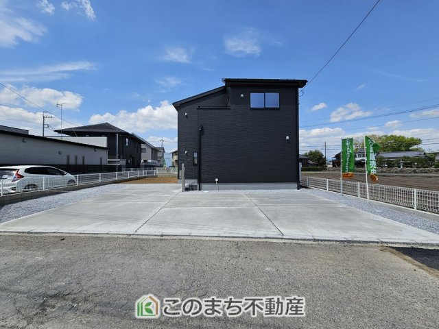 LiveleGarden.S栃木都賀町平川第3の駐車場|3台分の並列駐車が可能です♪（車種による）