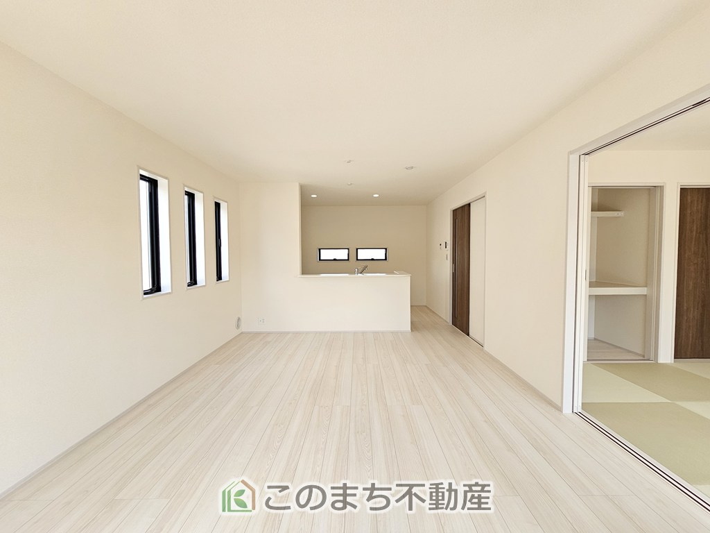 LiveleGarden.S栃木都賀町平川第3の居間・リビング|開放感のある広々としたリビング☆家族みんなでゆったりくつろげます♪
南側から暖かな日差しが差し込みます♪キッチンからリビングの様子がよく見渡せます☆