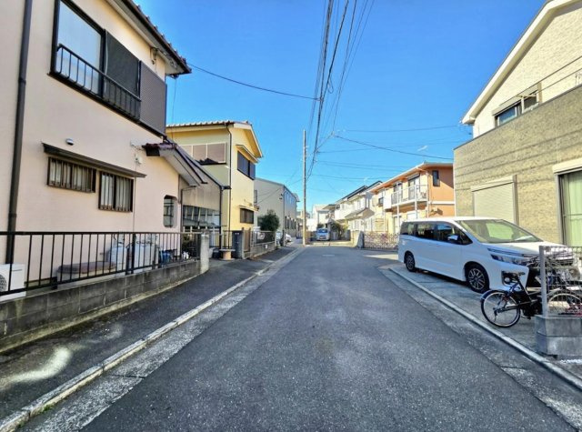 【成約】茅ヶ崎市小和田1丁目　新築戸建の前面道路含む現地写真
