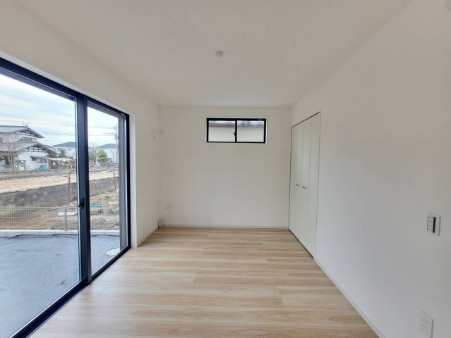 【LIGARE】さくら市氏家 11期の洋室|〇1号棟1F洋室6帖〇
リビングと一体で広く利用できる洋室です。玄関から直接お通しできるので、急な来客にも慌てなくて良いですね。客間としてお使いいただけます。
※2026年3月撮影