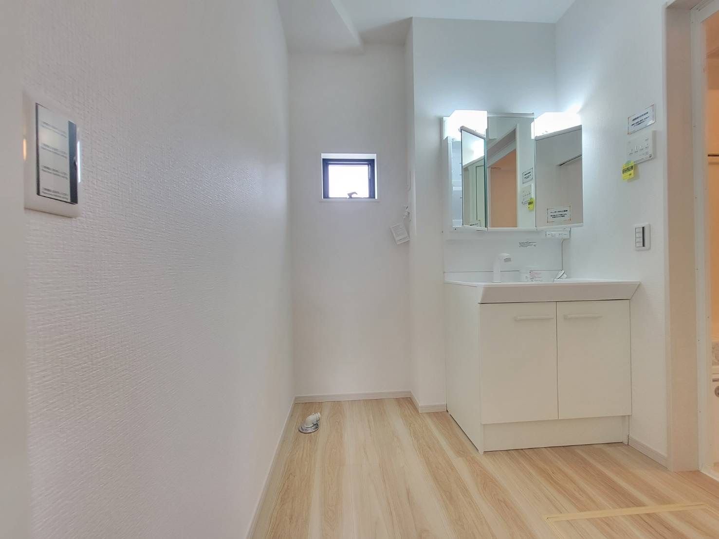 【LIGARE】さくら市氏家 11期の洗面所|〇洗面化粧台〇
洗面脱衣室には使いやすい三面鏡を設置しました。鏡の裏側には便利な収納スペースがついており、使いやすい仕様です。　
※2026年3月撮影