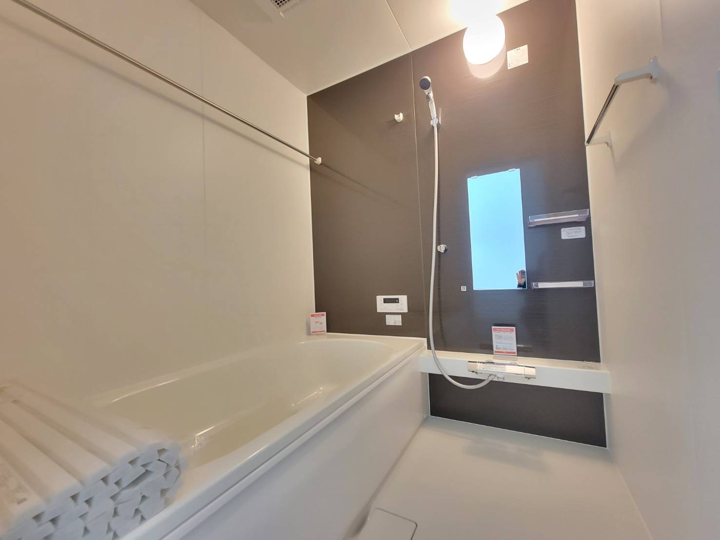 【LIGARE】さくら市氏家 11期の浴室|〇浴室〇
お子様や年配の方にも負担のかからないデザインのエコベンチ浴槽と浴室暖房換気乾燥機付きです。毎日の疲れを洗い流すバスルームは心地よいリラクゼーション空間です。
※2026年3月撮影