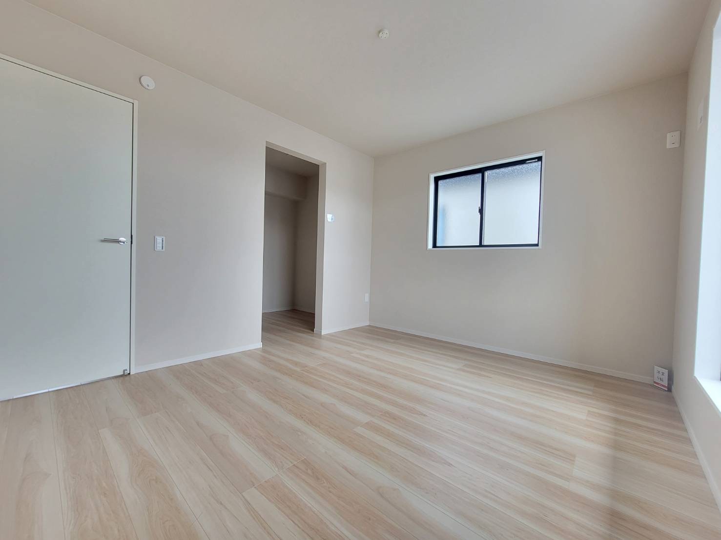 【LIGARE】さくら市氏家 11期の洋室|〇1号棟2F主寝室9帖〇
大容量ウォークインクローゼットが完備された主寝室です。プライベートバルコニーに繋がる明るく開放的な空間で疲れた身体も癒されます。
※2026年3月撮影