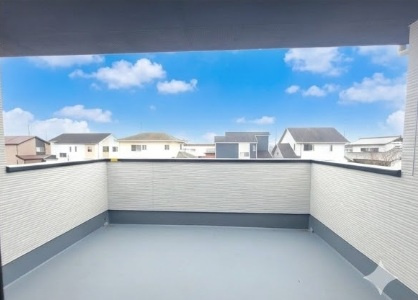 【LIGARE】さくら市氏家 11期のバルコニー|〇1号棟インナーバルコニー〇
一部屋根の付いた南側のプライベートバルコニー♪十分な陽当りが確保されています！是非現地にてご体感下さい。まずはお気軽にご連絡お待ちしております。
※2026年3月撮影