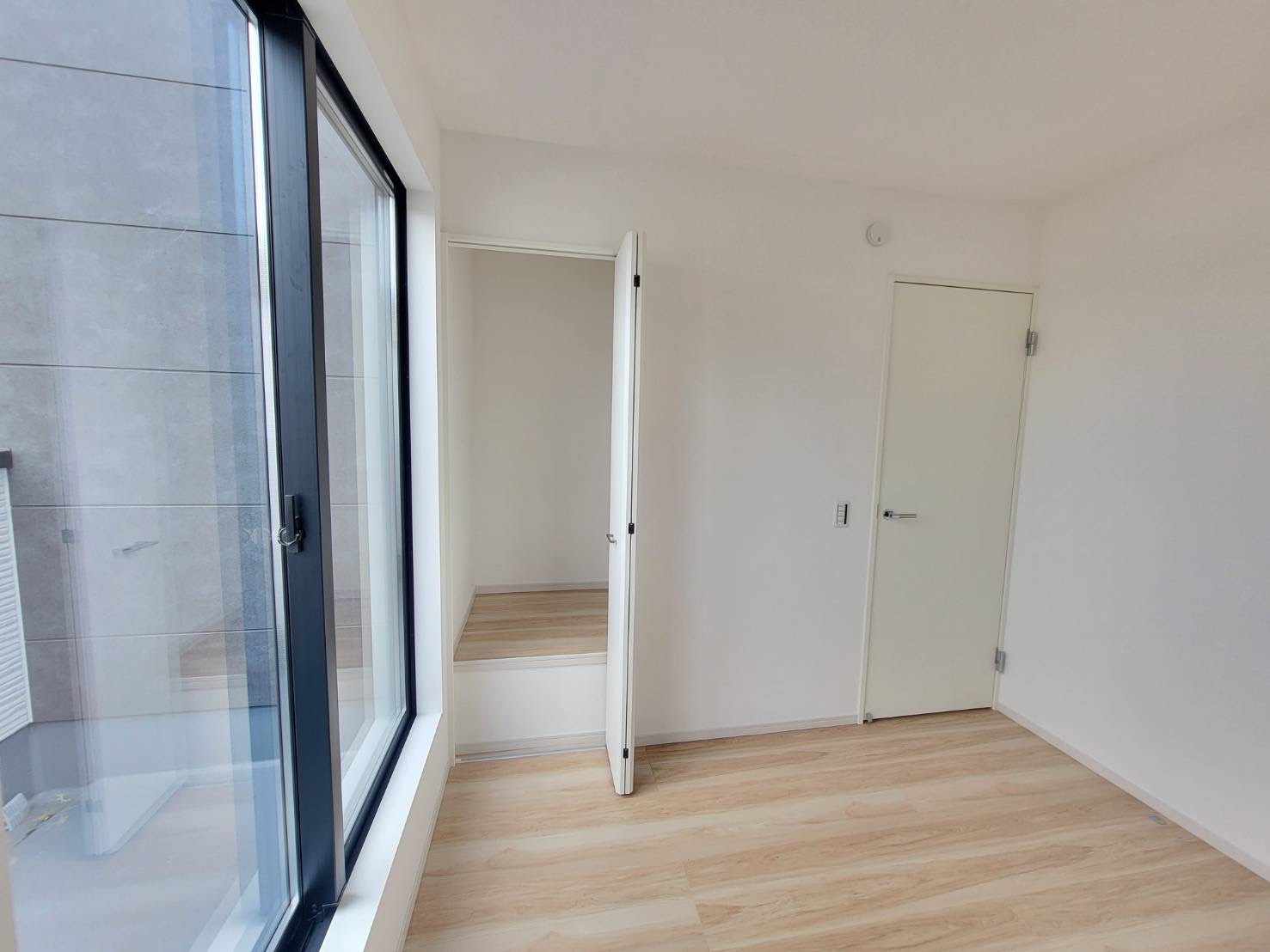 【LIGARE】さくら市氏家 11期の洋室|〇1号棟2F洋室4.5帖〇
バルコニーに繋がる明るい洋室です。憂鬱な気分の時もバルコニーに出て空を仰げば気分もスッキリ！自分がけのプライベート空間です。
※2026年3月撮影