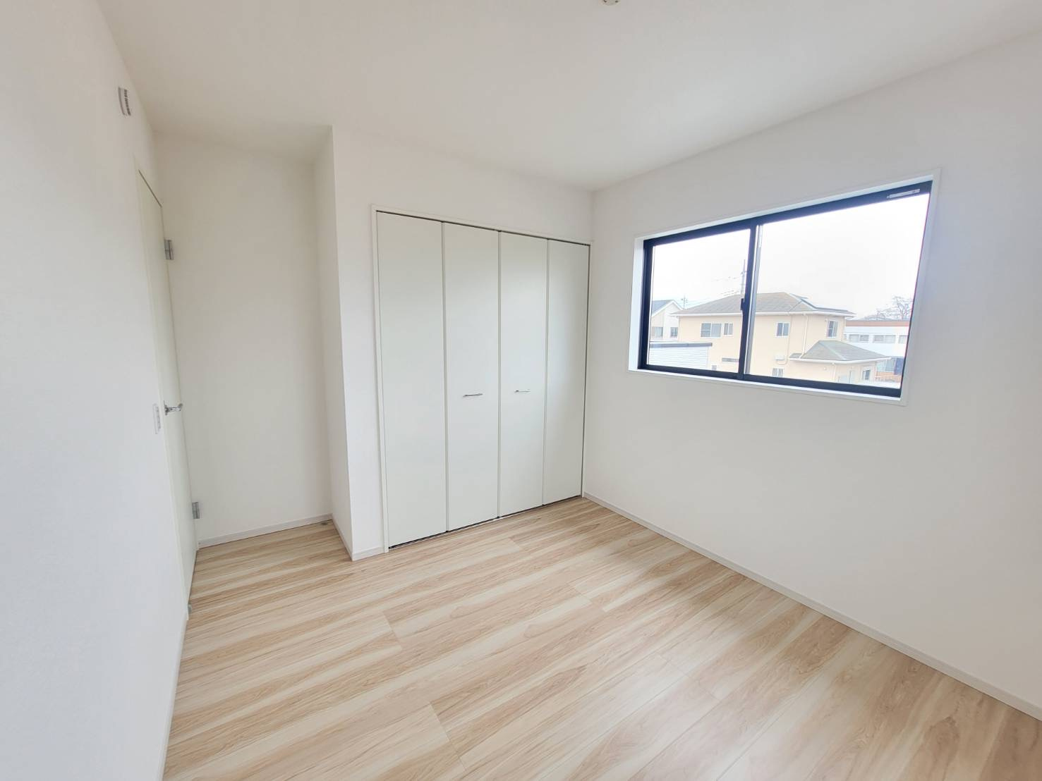 【LIGARE】さくら市氏家 11期の洋室|〇1号棟2F洋室5.2帖〇
2面採光のため、明るい2階居室です。全居室収納完備！しっかり容量があるので、いつでもお部屋がスッキリ片付きます♪
※2026年3月撮影