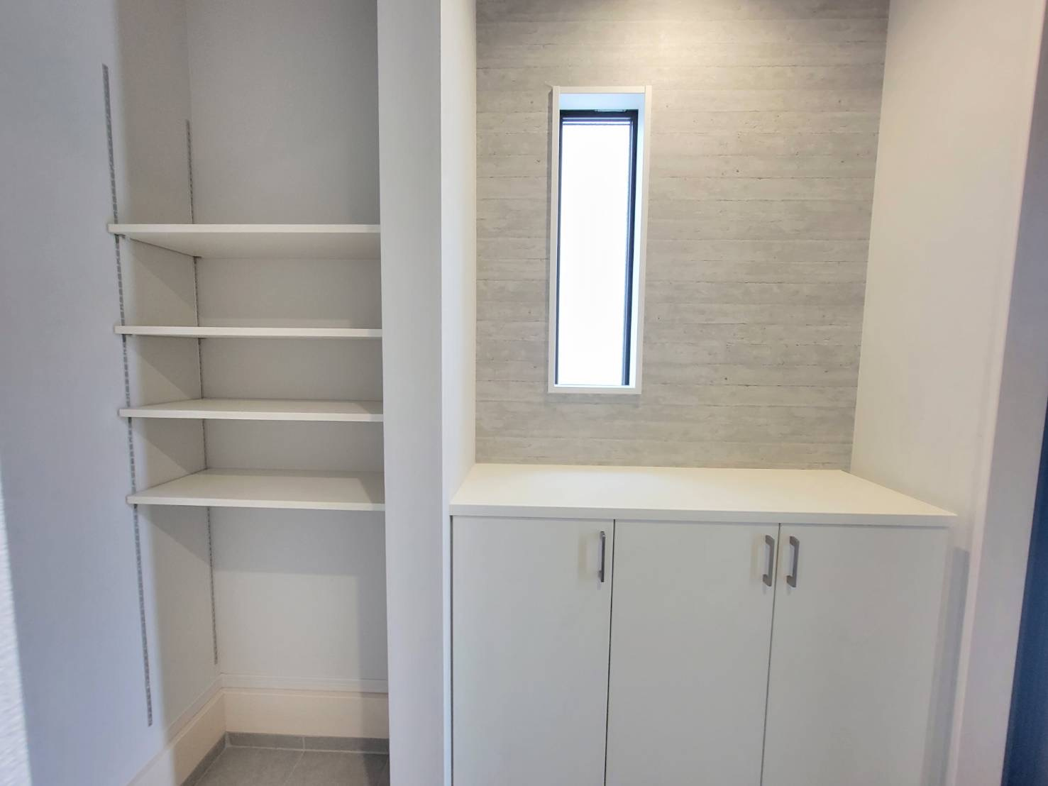 【LIGARE】さくら市氏家 11期の収納|〇2号棟シューズインクローク〇
シューズボックスに加え、ベビーカーなどの大きなものを収納できるシューズインクローク完備♪可動棚付きで高さのあるブーツ類もしっかり収納します。
※2026年3月撮影