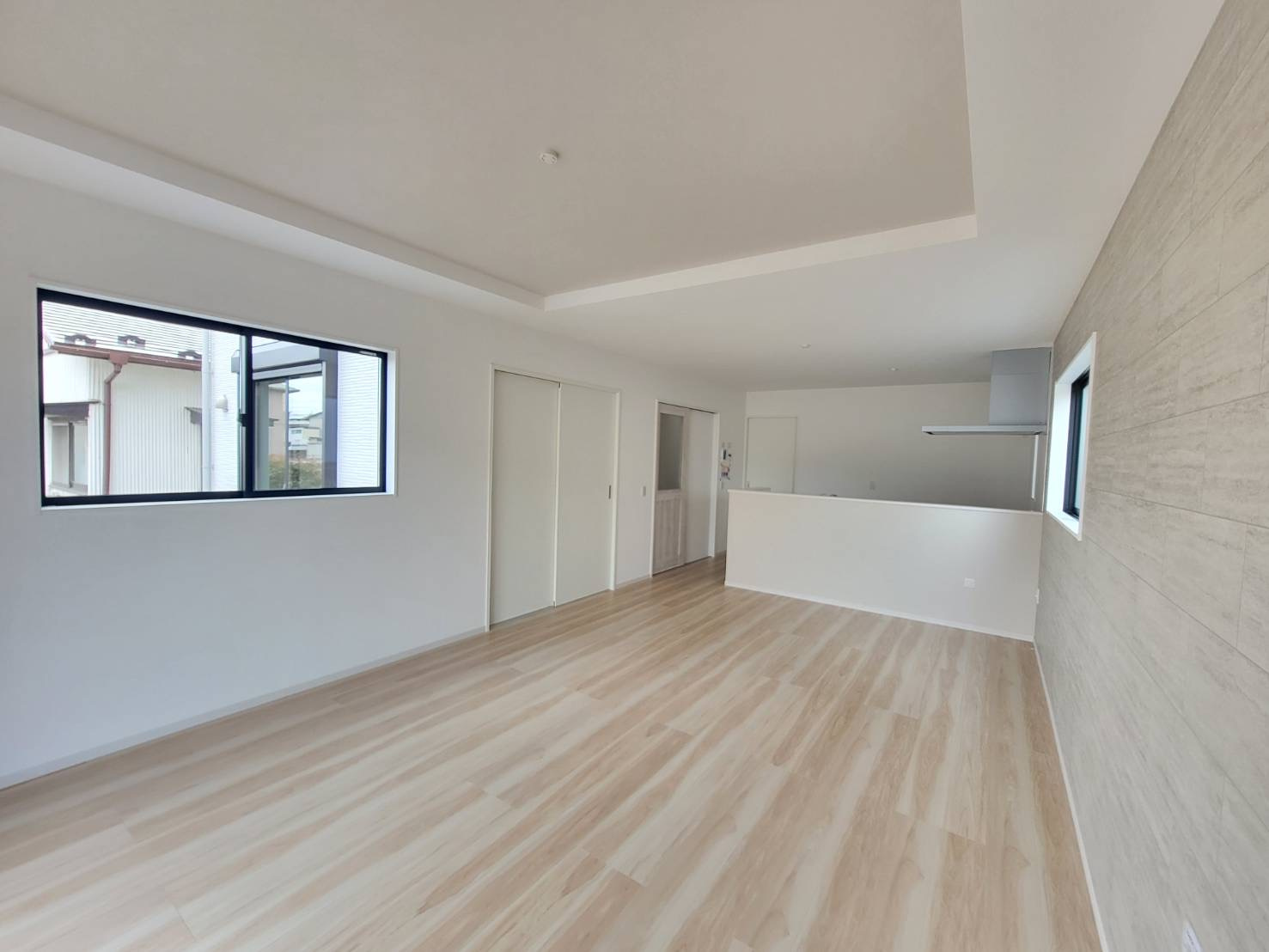 【LIGARE】さくら市氏家 11期の居間・リビング|〇1号棟LDK17.5帖〇
リビングに折り上げ天井、TV背面、キッチン腰壁にアクセントクロスをあしらい、空間に奥行きと個性♪家族団らんがしやすい縦長リビングです。
※2026年3月撮影