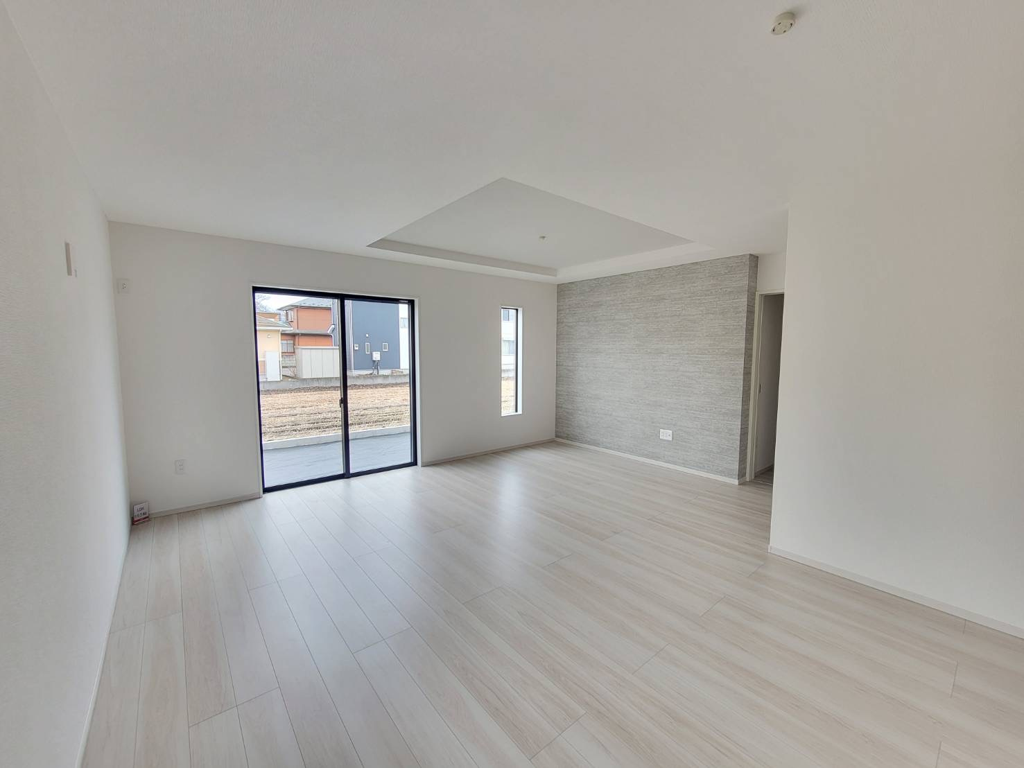 【LIGARE】さくら市氏家 11期の居間・リビング|〇2号棟LDK19.5帖〇
リビングにはカウンターを設置。お子様のお勉強スペースに、また家族のフリースペースとして活用しそうです。奥のファミリークロークはご家族の衣類や荷物を一か所に纏めて収納♪
