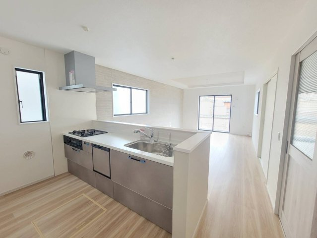 【LIGARE】さくら市氏家 11期のキッチン|〇1号棟キッチン〇
料理をしながらもリビング・ダイニング側に目が届き、家族やゲストと会話を楽しめる対面式キッチンです。お料理をしながらご家族との会話も弾みます。
※2026年3月撮影