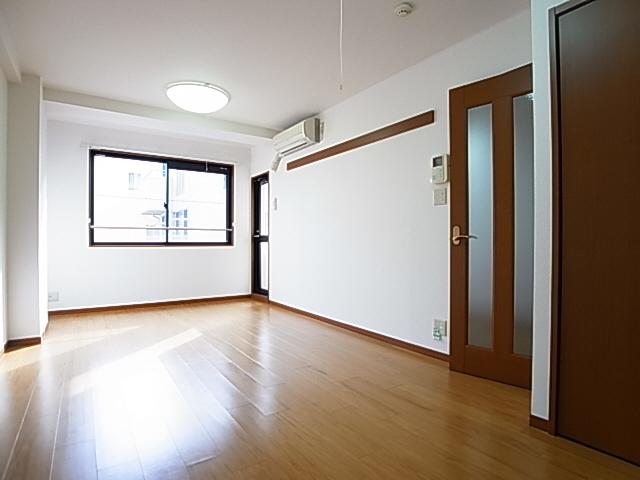 神戸市兵庫区松本通２丁目の賃貸マンションの居間・リビング|室内（照明器具・エアコン付）