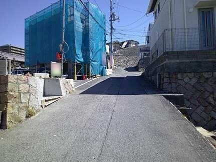 安芸郡府中町桃山２丁目　新築一戸建て(全2棟)の前面道路含む現地写真