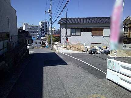 安芸郡府中町桃山２丁目　新築一戸建て(全2棟)の前面道路含む現地写真