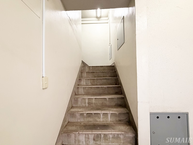 前田マンションのその他共用部分|共用階段です☆