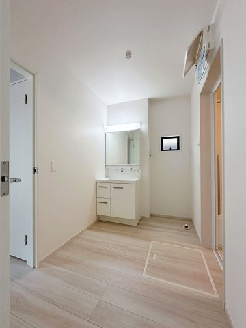 ●佐伯区美の里1丁目の洗面所|シャワー付き洗面化粧台☆
洗面台にシャワー機能が付いたもので、シャンプーなども行える多機能洗面台です。また、顔や手を洗うためだけではなく、シャワー付き洗面台を使えば手洗い洗濯などでも利用できます♪