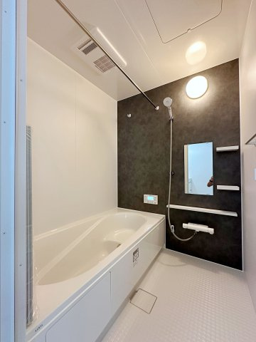 ●佐伯区美の里1丁目の浴室|浴室乾燥機気付き1坪タイプの浴室☆
ユニットバスは、気密性にも優れています。そのため、冬場でもお湯が冷めにくく、暖かい空間を維持することができます。