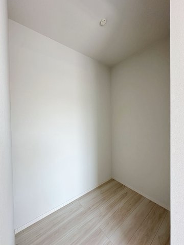 ●佐伯区美の里1丁目の収納|全居室収納☆
8.8帖の主寝室のウォークインクローゼットスペースです♪