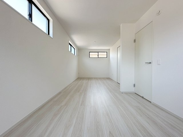 ●佐伯区美の里1丁目の洋室|11帖の洋室☆
お子様の成長などライフスタイルの変化に合わせて6.5帖と4.5帖の2部屋に分割して使うことも可能です♪