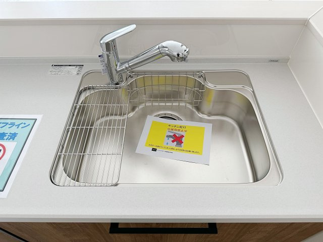 ●佐伯区美の里1丁目のキッチン|浄水機能付きステンレスシンク☆
ステンレスシンクは傷や汚れに強く、お手入れも簡単で使いやすいです♪
さらにワンタッチで浄水に切り替えができる為とても便利です！