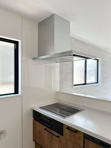 ●佐伯区美の里1丁目のキッチン|IHクッキングヒーター☆
火が出ないために安全性も高いと考えられます。 さらに、安定した加熱管理制御が容易に行えるため、素材を均一に加熱する料理やスープなどの液体の加熱に適しています♪