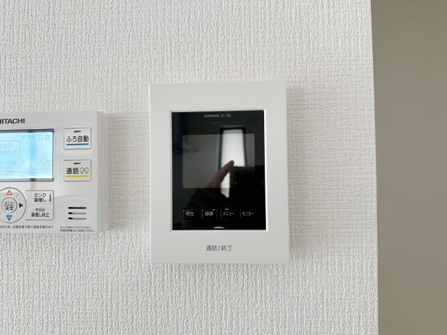 ●佐伯区美の里1丁目の防犯設備|ドアホン☆
来客があったとき、室内からカメラやマイクを使って相手や用件を確認できます。相手を事前に確認することができ、訪問販売対策や防犯面でも役に立つアイテムです♪