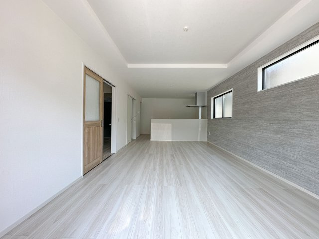 ●佐伯区美の里1丁目の居間・リビング|19帖の広々としたリビング☆
完成済のため365日ご案内可能♪
「今日見たい」にも対応します！