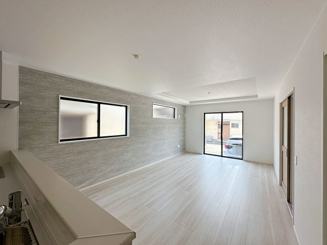 ●佐伯区美の里1丁目の居間・リビング|19帖の広々としたリビング☆
キッチンからはリビング全体を見渡すことができます♪