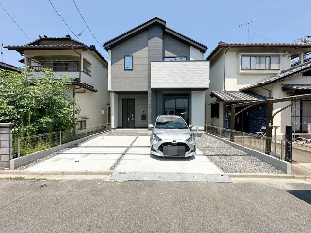 ●佐伯区美の里1丁目の駐車場|車は車種により並列3台駐車可能☆
広々とした駐車スペースは来客時なども安心なので気軽に家族や友人を招くことができます♪
