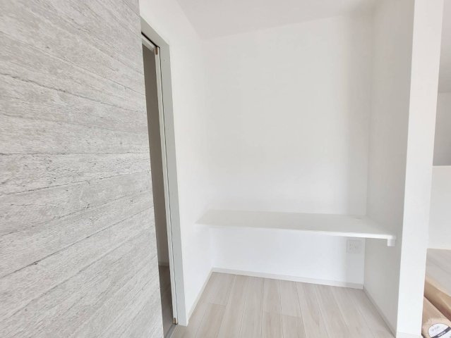 【LIGARE】さくら市氏家 11期の居間・リビング|〇2号棟LDK19.5帖〇
リビングカウンターはお子様のお勉強にの場として、またご家族の共有スペースとして大活躍♪奥にはファミリークロークをご用意しました。
※2026年3月撮影