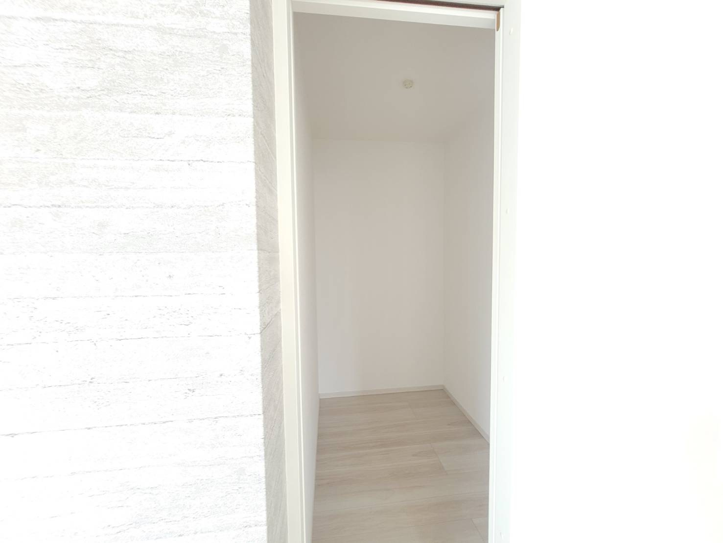 【LIGARE】さくら市氏家 11期の収納|〇2号棟ファミリークローク〇
ご家族の衣類や荷物を一か所にまとめて収納する共有スペースです。
※2026年3月撮影