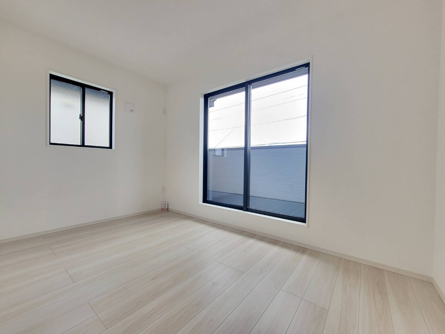 【LIGARE】さくら市氏家 11期の洋室|〇2号棟2F洋室5帖〇
2階の居室は日当たりも眺望もよい気持ちの良い空間♪バルコニーに繋がり広く景色を楽しめるのはもちろん、風通しが良く気分をリフレッシュできます。
※2026年3月撮影